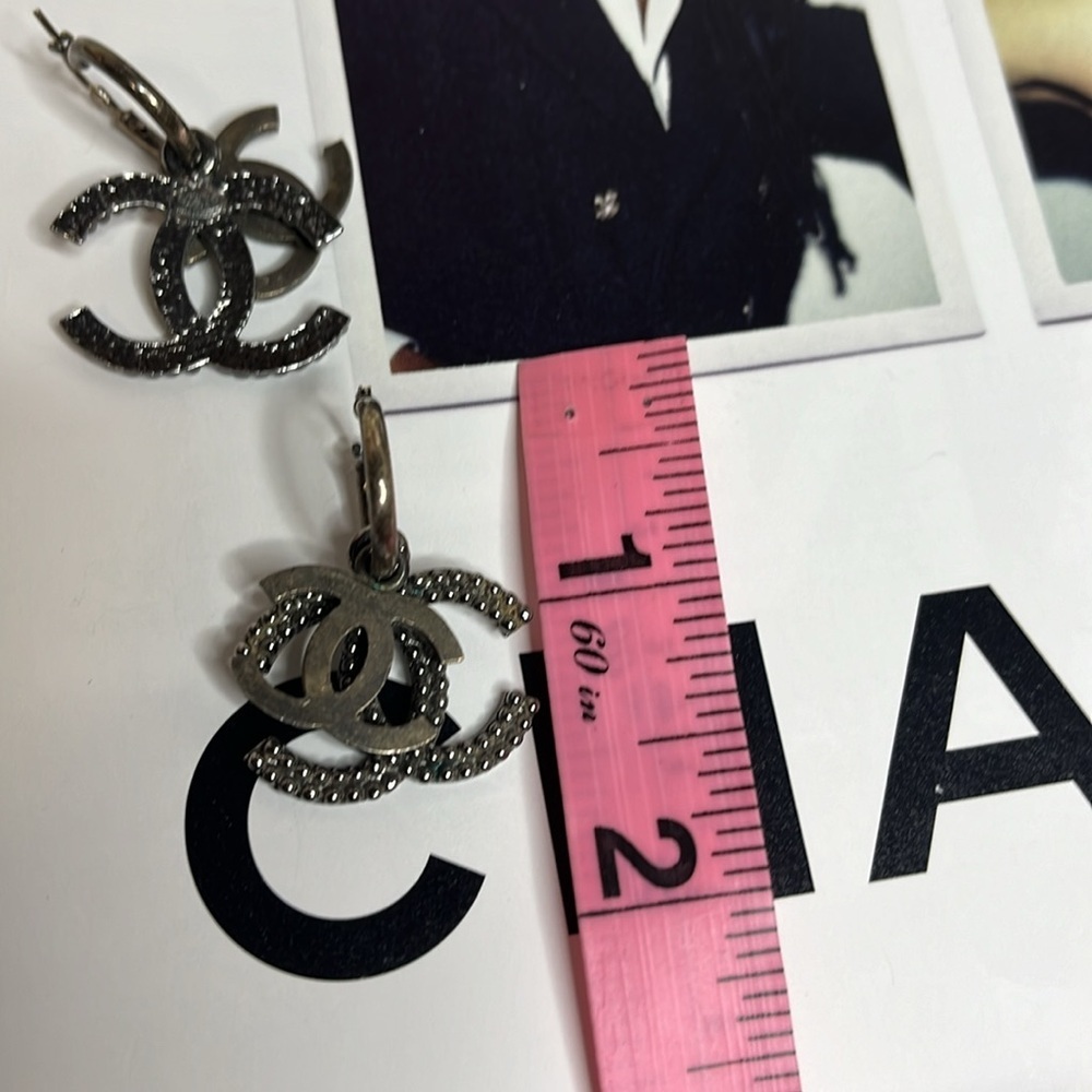 CHANEL VINTAGE METAL EARRINGS - Picture 6 of 9